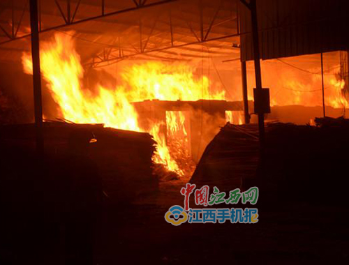 毛竹廠火光衝天 宜春袁州消防火速撲救