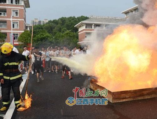 宜春消防支隊深入宜春中學開展消防知識進軍訓活動