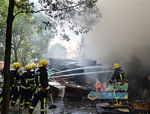 電瓶車充電不慎短路 宜春一木床加工廠成“火海”